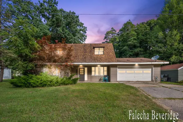 6989 Hiawatha Drive, Coloma, MI 49038