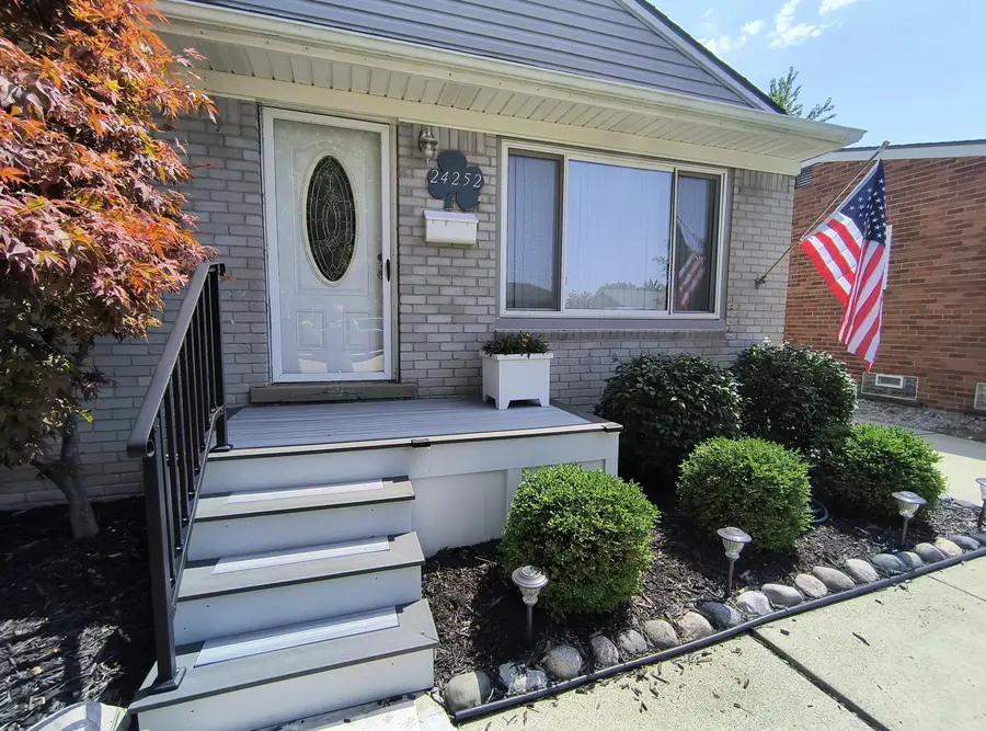 24252 Johnston Avenue, Eastpointe, MI 48021 - #3