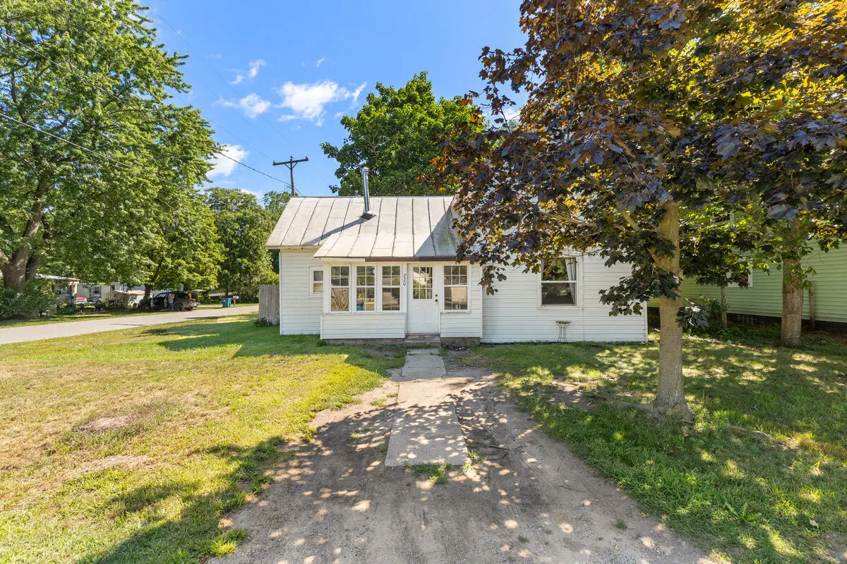 220 N Lincoln Street, Howard City, MI 49329 - #1