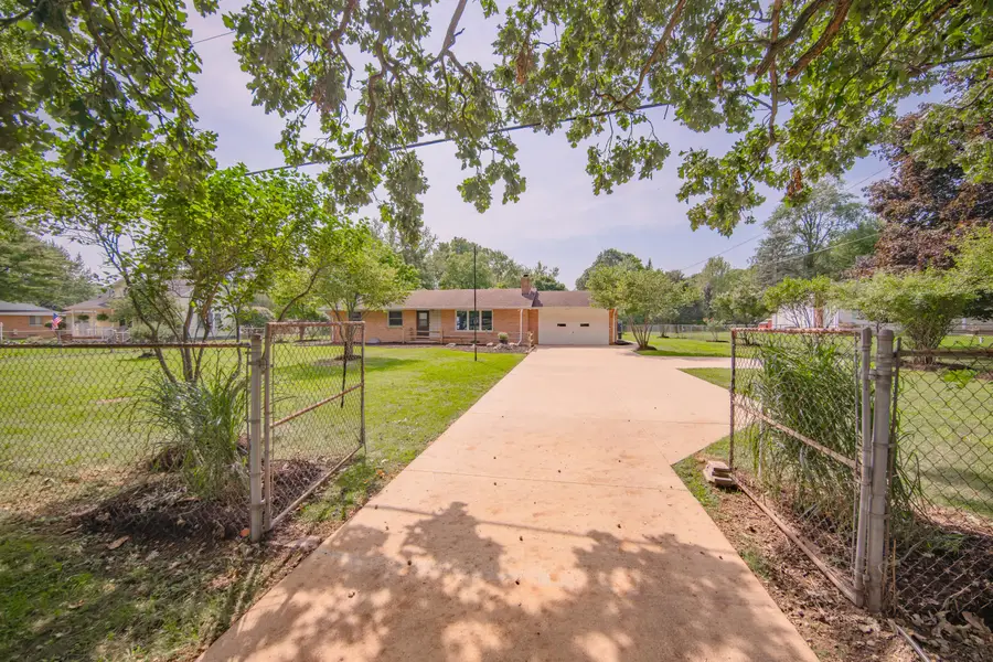 3427 W Shiawassee Avenue, Fenton, MI 48430 - #3