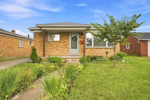 6518 Fenton Street, Dearborn Heights, MI 48127