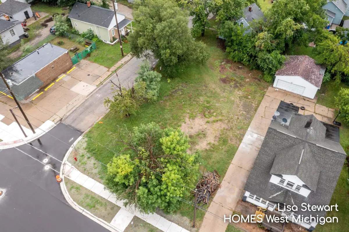 558 E Apple Avenue, Muskegon, MI 49442 - #1