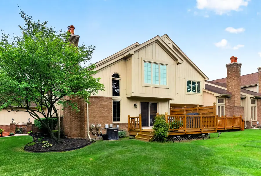 37676 N Laurel Park Drive #70, Livonia, MI 48152 - #2