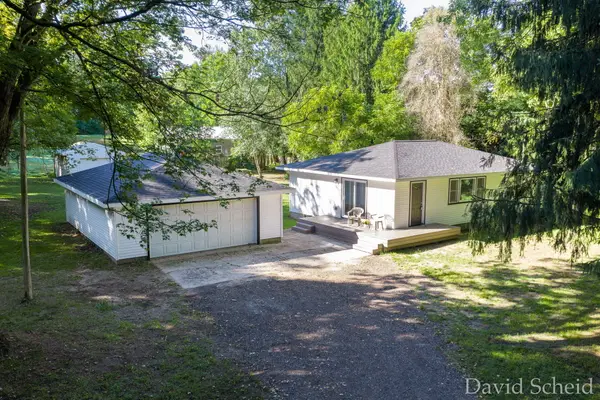 62 Flat River Drive Se, Lowell, MI 49331