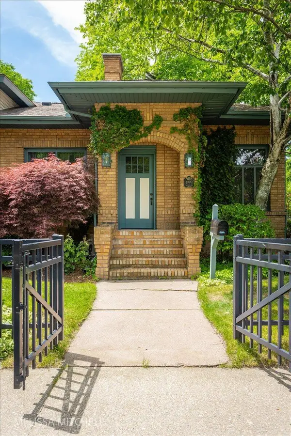 1009 Breton Road Se, East Grand Rapids, MI 49506