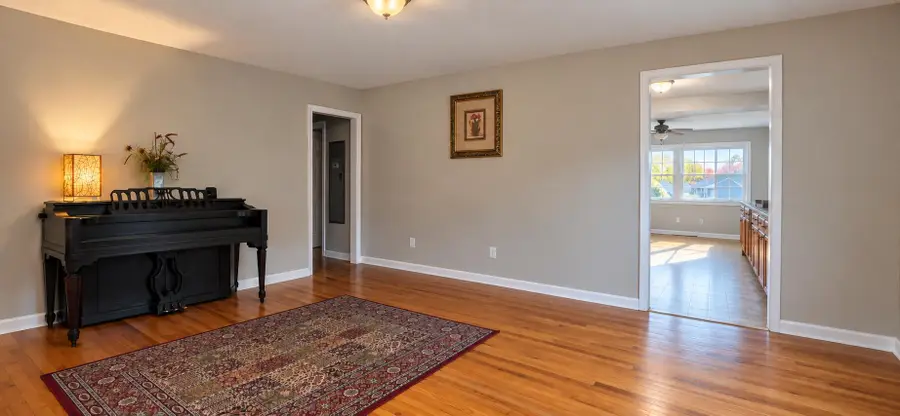 9994 E Clements Circle, Livonia, MI 48150 - #2