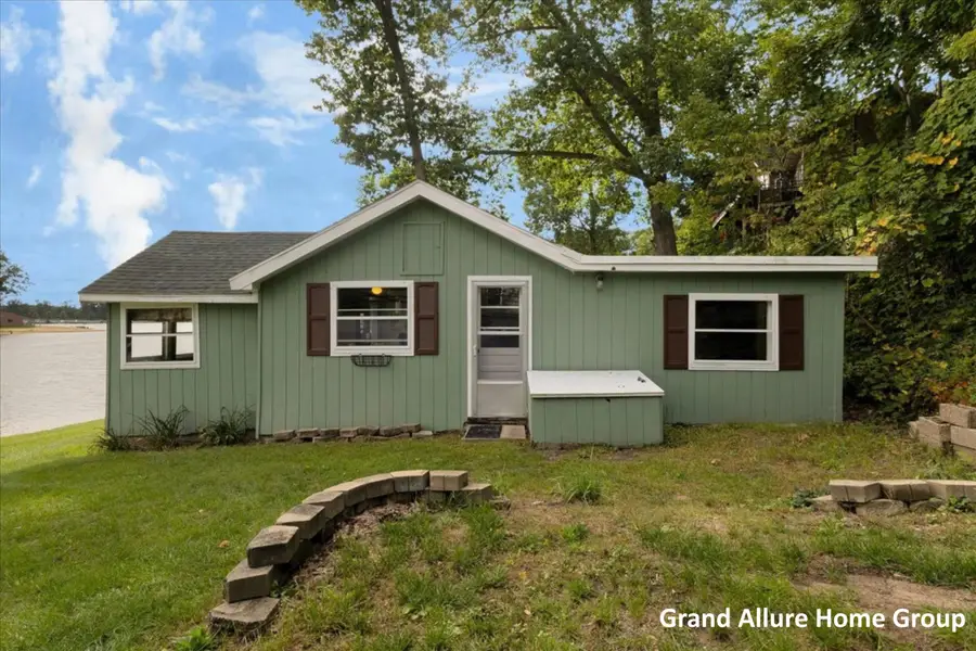 2667 W Selkirk Lake Drive, Shelbyville, MI 49344 - #2
