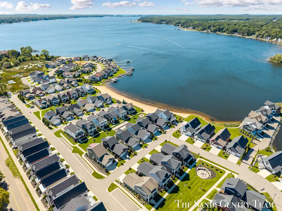 406 W Leland Drive, Whitehall, MI 49461 - #2