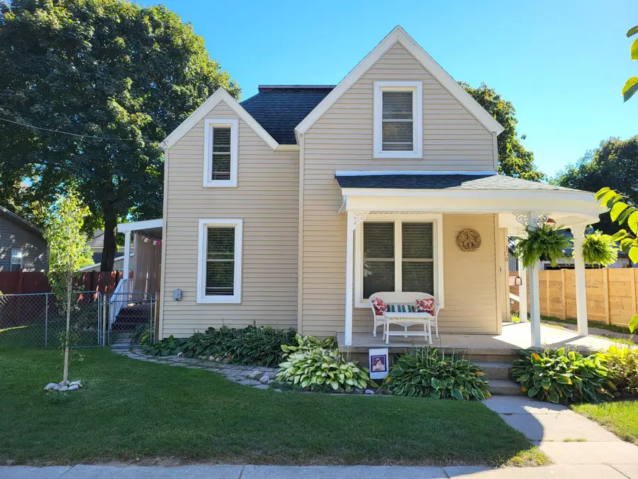 108 W Upright Street, Charlevoix, MI 49720 - #2