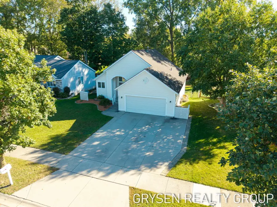 642 Clover Ridge Avenue Nw, Grand Rapids, MI 49504 - #2