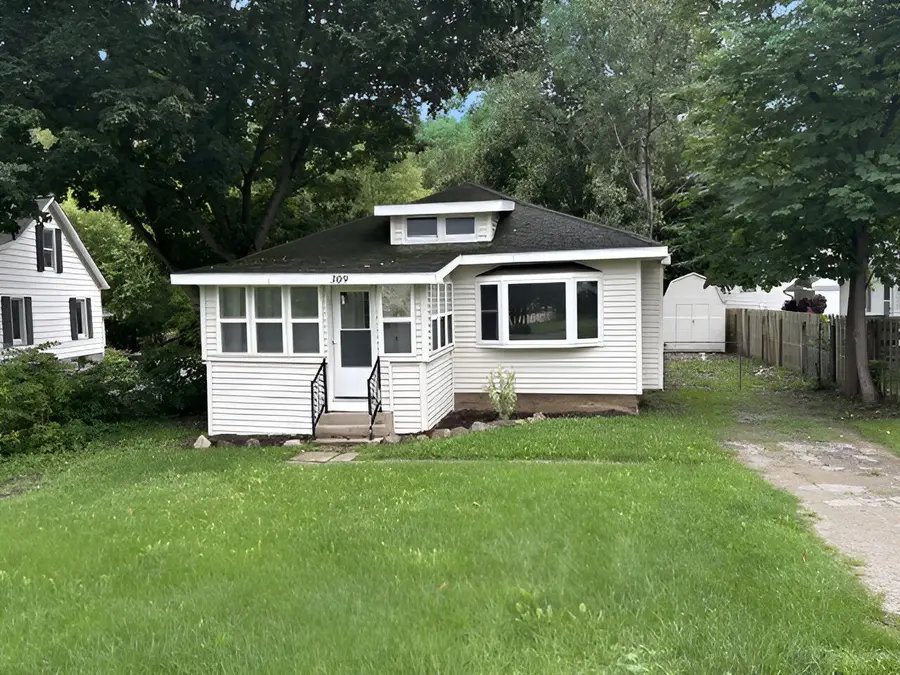 309 W Riverside Drive, Ionia, MI 48846 - #2