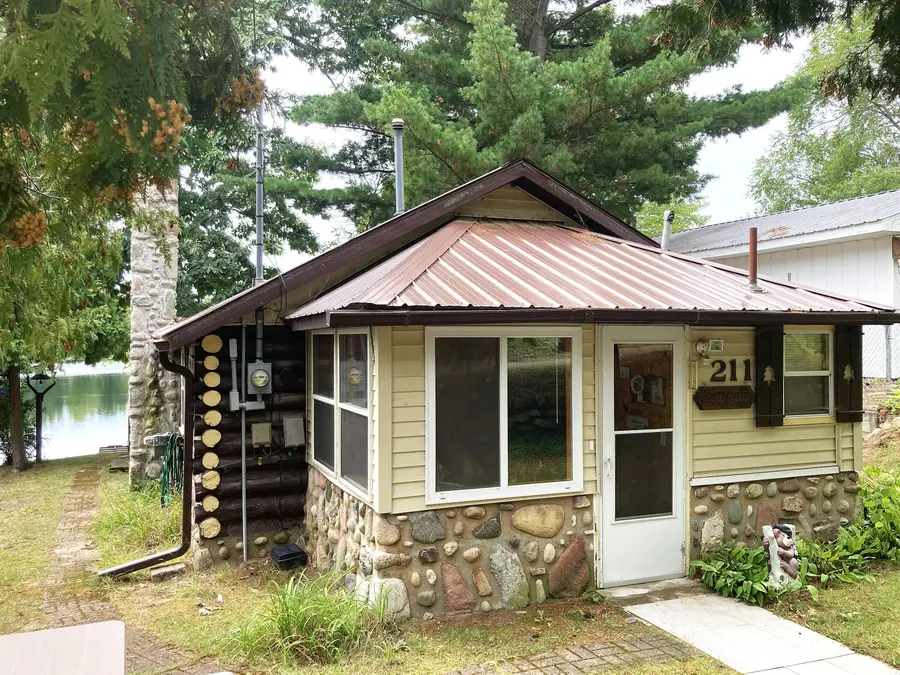 211 N Coolidge Avenue, Six Lakes, MI 48886 - #2