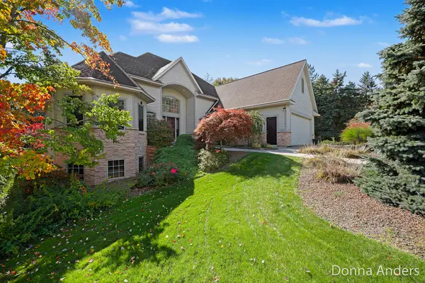 6859 Chandler Woods Drive Ne, Belmont, MI 49306