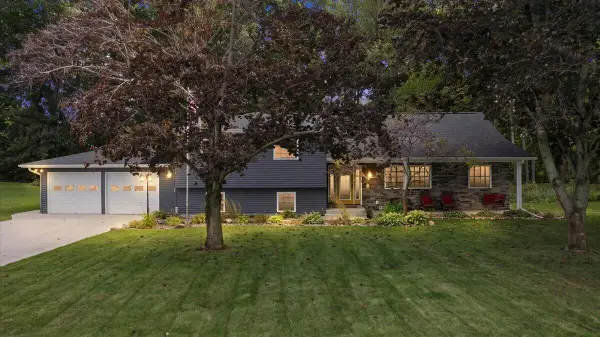 6388 Sycamore Bluff, Coloma, MI 49038