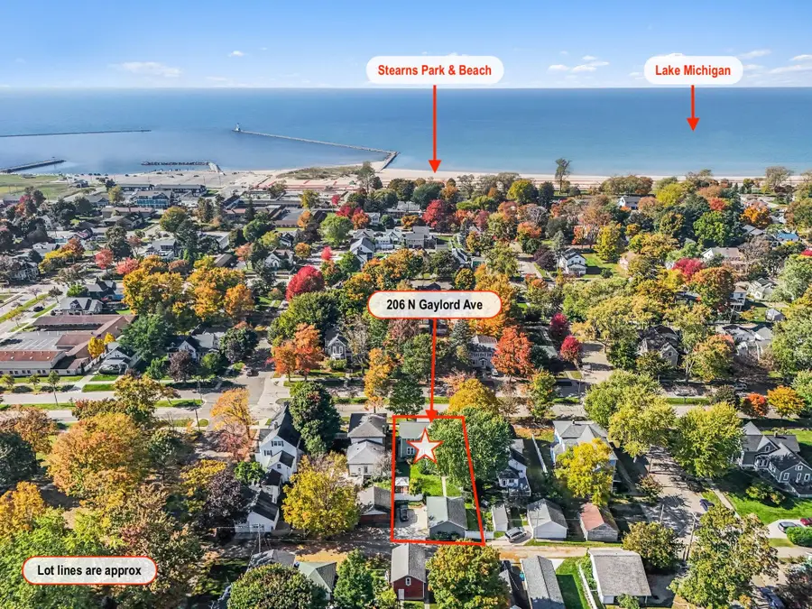 206 N Gaylord Avenue, Ludington, MI 49431 - #2