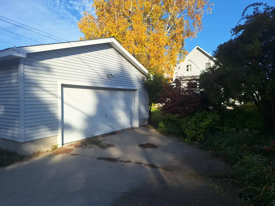 409 N Gaylord Avenue, Ludington, MI 49431 - #3