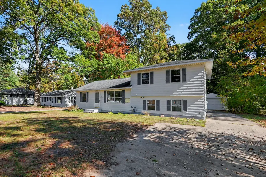 374 N 6th Avenue, Fruitport, MI 49415 - #3