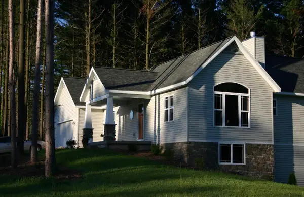 1921 Pineridge Drive, Hastings, MI 49058