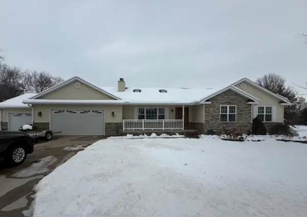 11501 Devilscreek Road, Blue Grass, IA 52726