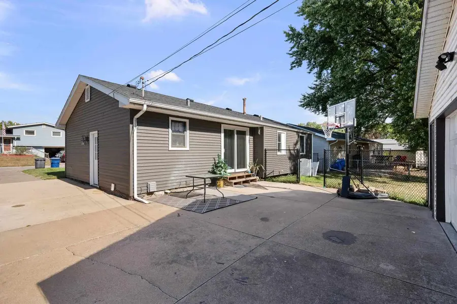 1209 Meadow Lane Drive, Bettendorf, IA 52722 - #2