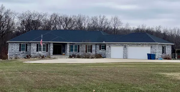 5942 E Houston Road, Woodlawn, IL 62898