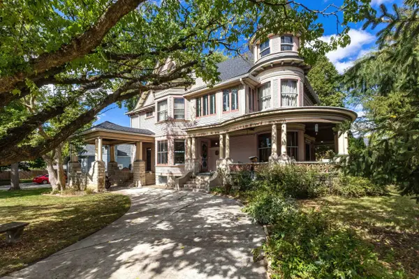 1102 College Avenue, Davenport, IA 52803