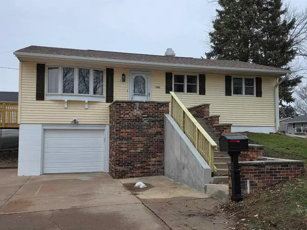 1206 10th Avenue N, Clinton, IA 52732