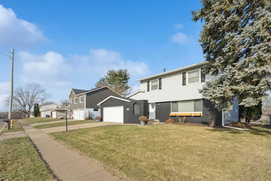 3106 Dundee Lane, Bettendorf, IA 52722 - Image #2