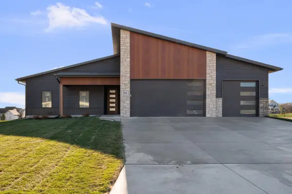 324 Linda Ln Lane, Riverdale, IA 52722