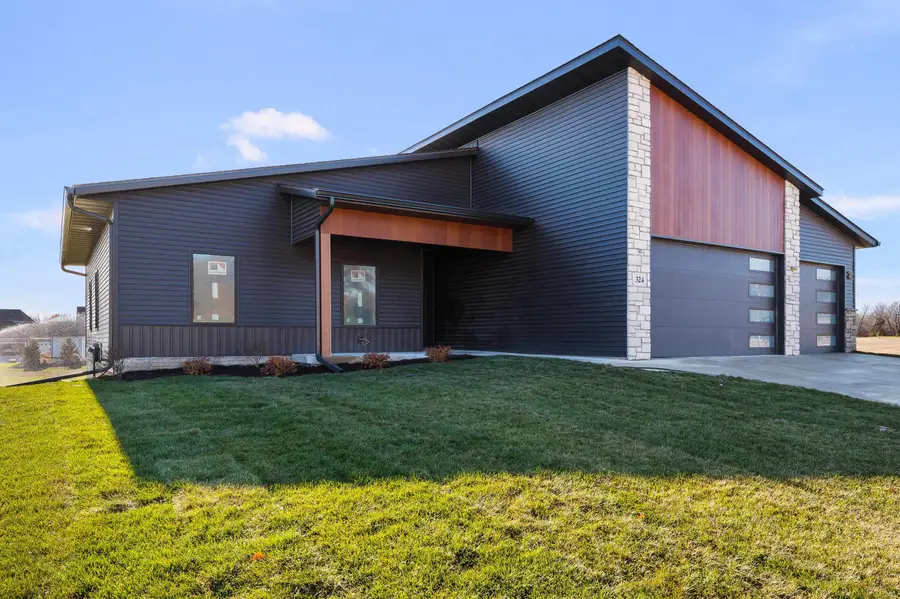 324 Linda Ln Lane, Riverdale, IA 52722 - Image #2