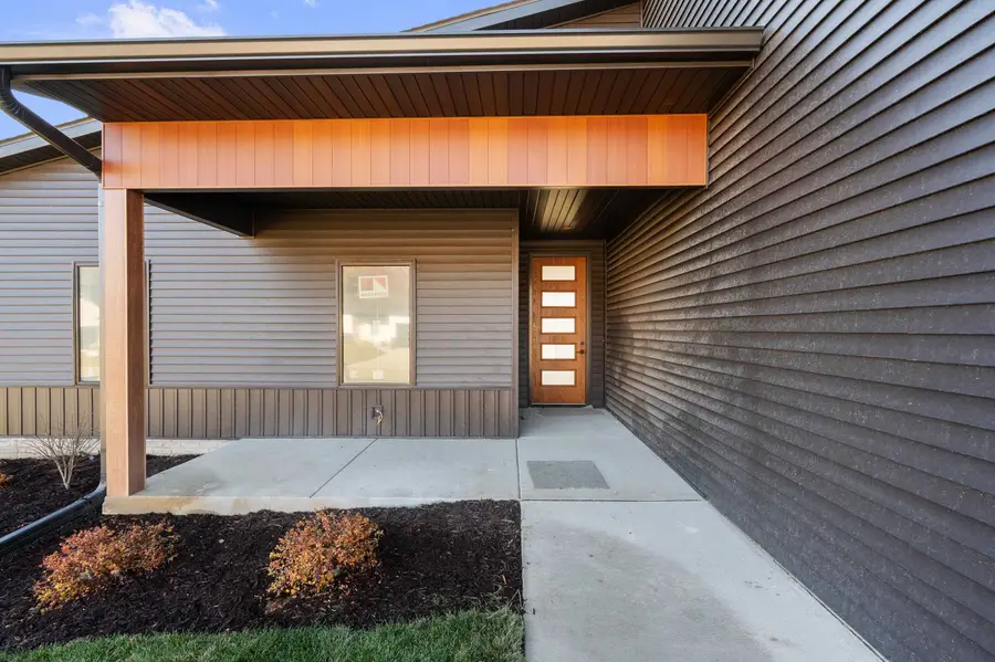 324 Linda Ln Lane, Riverdale, IA 52722 - Image #3