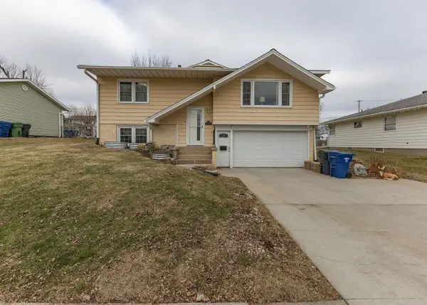 564 Scenic Dr Drive, Clinton, IA 52732