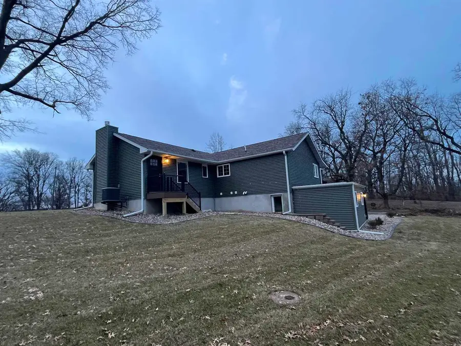 25130 Valley Dr Drive, Bettendorf, IA 52722 - Image #3