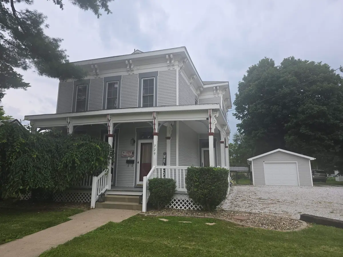 729 Locust Street, Carthage, IL 62321 - #1