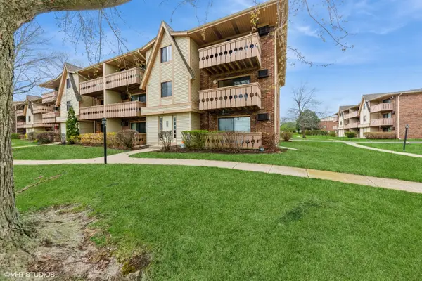 4 Parkside Court #8, Vernon Hills, IL 60061
