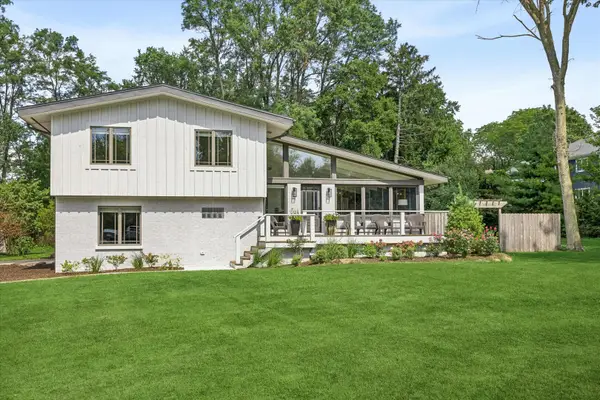 1525 W Wiesbrook Road, Wheaton, IL 60189