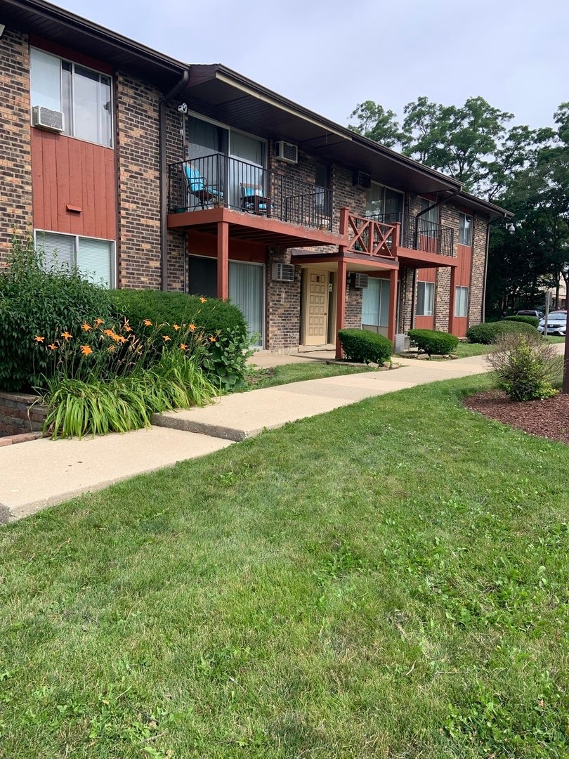 247 N Neltnor Boulevard A1E, West Chicago, IL 60185 BHGRE