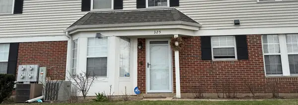 325 Green Knoll Lane #325, Streamwood, IL 60107