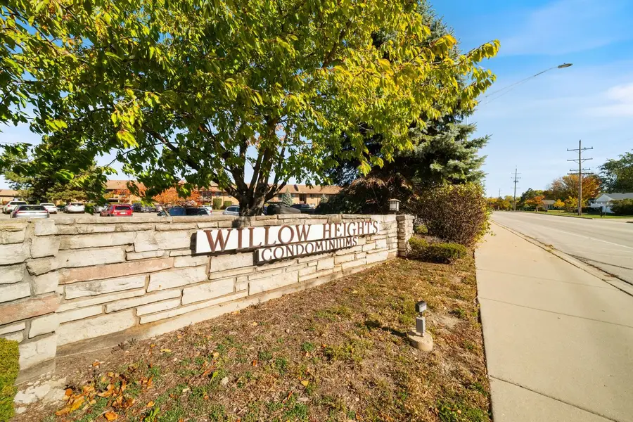 826 E Old Willow Road #103, Prospect Heights, IL 60070 - Image #2
