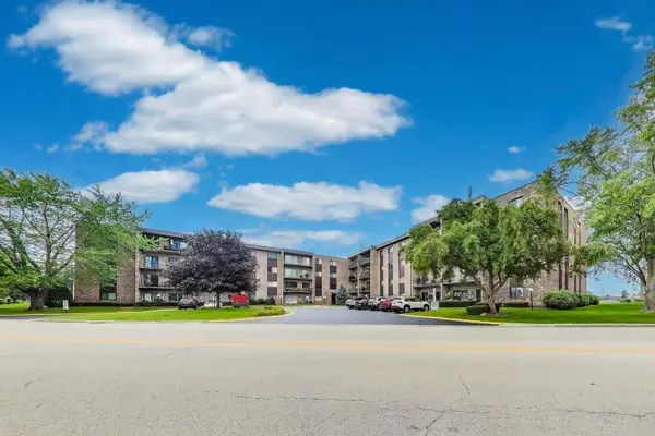 701 W Huntington Commons Road #418, Mount Prospect, IL 60056