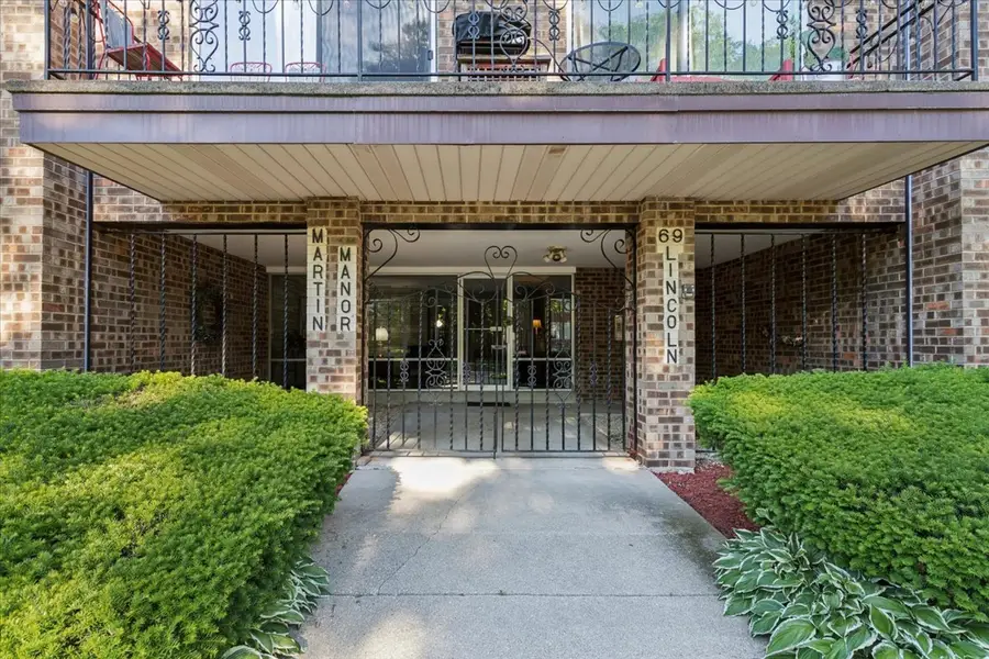 69 Lincoln Avenue #1S, Riverside, IL 60546 - #3