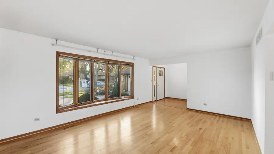 7104 Kidwell Road, Downers Grove, IL 60516 - Image #3