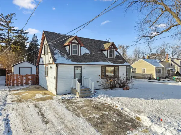 38 Lippincott Road, Fox Lake, IL 60020