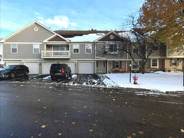 1202 Ballantrae Place #E, Mundelein, IL 60060