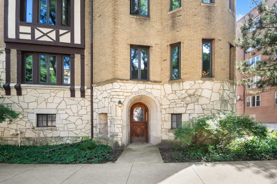 2109 W Jarvis Avenue #1, Chicago, IL 60645 - Image #2