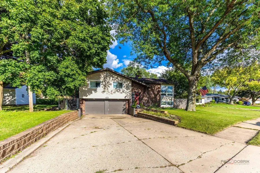 571 Nash Road, Crystal Lake, IL 60014 - Image #2