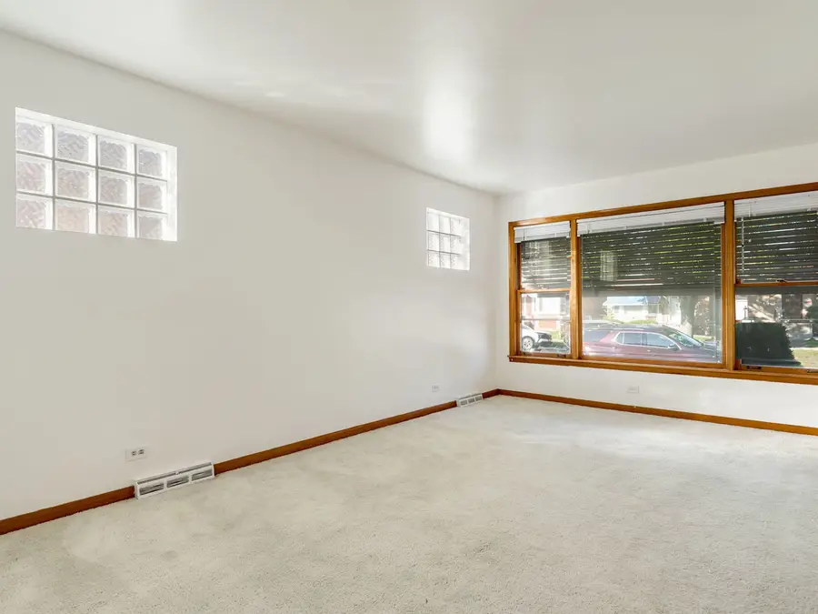 10617 S Prairie Avenue, Chicago, IL 60628 - Image #2