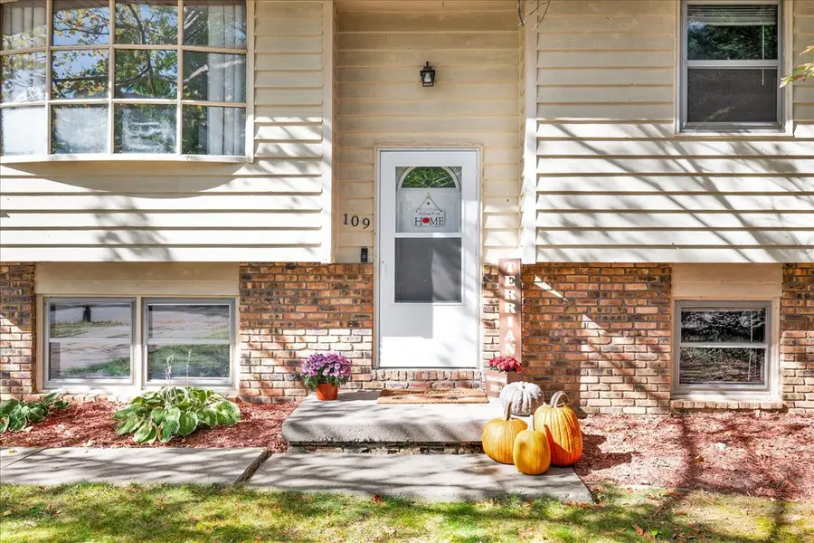 109 S Evergreen Lane, Bloomington, IL 61704 - Image #2