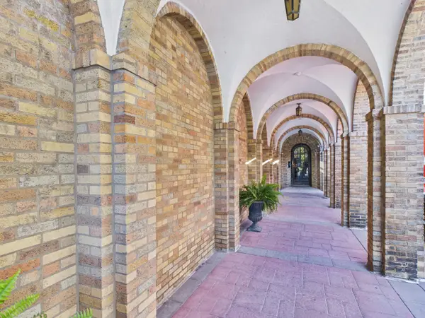 Address Withheld By Seller, Chicago, IL 60649