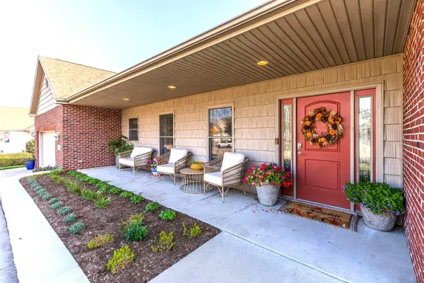 36 Lone Oak Court, Bloomington, IL 61705